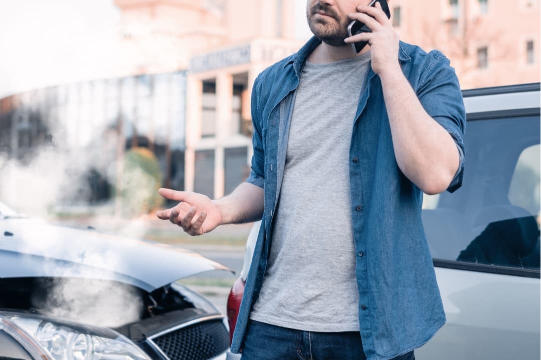 A man reporting a car accident via phone call